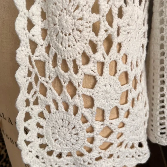 White crocheted cardigan with bell sleeves. Size S - Picture 5 of 10